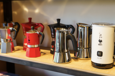 Why is it worth selling coffee from the shelf? – an easy way to improve your coffee shop earnings.